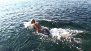 Atatürk'ü anmak için 10 kilometre yüzdü