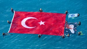Atatürk'ü denizde Türk bayrağı ve posterle andılar