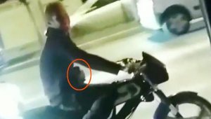 Bu kez de bira kutusuyla motosiklet sürerken görüntülendi
