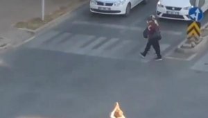 Cadde ortasına dizüstü oturdu