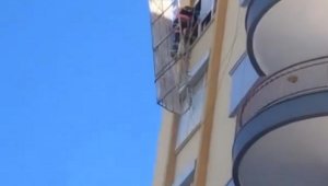 Dış cephe boyası yaparken iskelede mahsur kalan işçileri vatandaşlar kurtardı lar