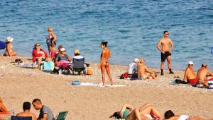Güneşi gören, Konyaaltı Sahili'ne koştu