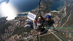 Havada ve su altında uyuşturucuya farkındalık için pankart açtılar