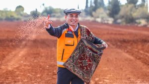 Kasket giyen Tütüncü, buğdayı toprakla buluşturdu