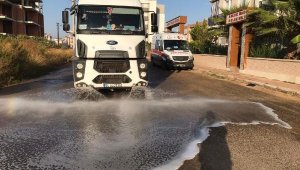 Kepez'de cadde ve sokakların dezenfekte işlemi sürüyor