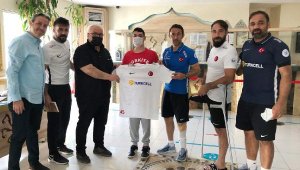 Kitabını ampute milli futbolcular için imzaladı