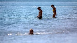 Konyaaltı Sahili'nde kasım ayında deniz keyfi