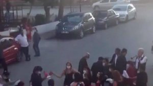 Koronavirüse rağmen sokak düğününde davul-zurna eşliğinde halay çektiler