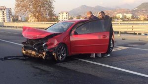 Lastikleri parçalanan otomobil bariyerlere çarptı