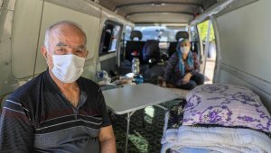 Lösemi tedavisi gören oğlu hastanede, kendisi 1,5 aydır minibüste yaşıyor