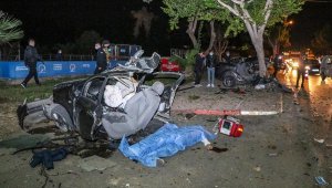 Makas atan otomobil ağaca çarparak ortadan ikiye ayrıldı: 1 ölü, 1 yaralı