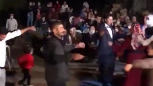 Maske ve mesafenin unutulduğu düğün görüntüleri tepki çekti