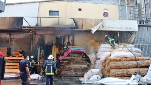Mobilya malzemesi üretilen atölyede yangın