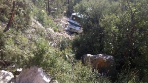 Otomobil uçurumdan yuvarlandı, sürücü öldü