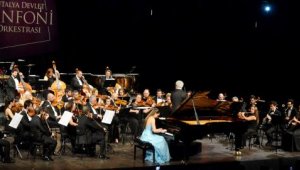 Piyanolu-kemanlı konser