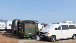 Sahilde karavan kent oluştu