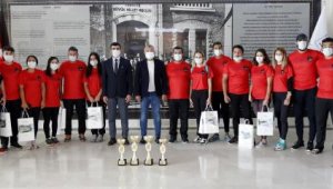 Şampiyon raftingcilerden Başkan Sözen'e ziyaret