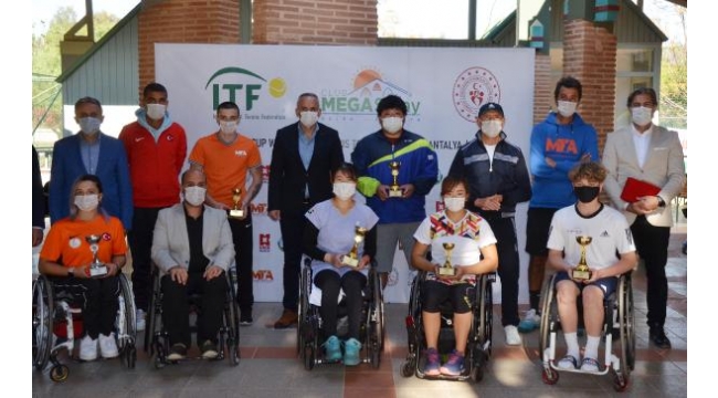 Serik'te tekerlekli sandalye tenis turnuvası
