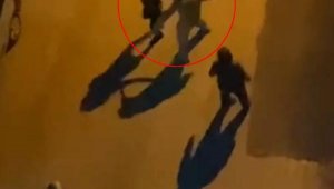 Sokak kısıtlamasında, yol ortasında 2 kadını tokatladı