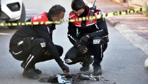 Sokakta yunus polisi üniforması ve teçhizatı yakan şüpheli aranıyor