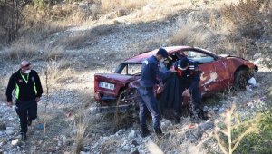 Sürücüsünün direksiyonda uyuduğu otomobil 20 metreden yuvarlandı; 2 yaralı