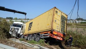 TIR şarampole düştü, sürücü yaralandı
