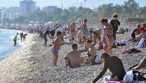 Yasağa saatler kala Konyaaltı plajına akın ettiler