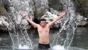 Yaz kış soğuk suya giriyor