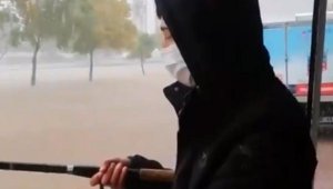 'Turuncu alarm' ile uyarılan Antalyalılardan doluya karşı kilimli önlem