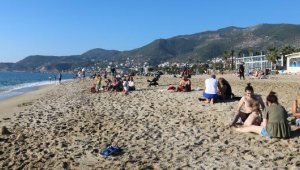 Alanya'da plajlar doldu