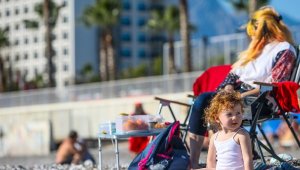 Antalya'da aralık ayının ortasında deniz keyfi