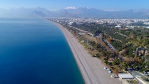 Antalya'da cadde ve sokaklar boş kaldı