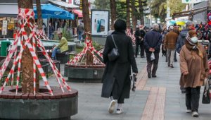 Antalya'da kişi sınırlaması getirilen caddeye, bariyerleri aşıp giriyorlar