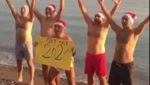Antalya'da Norveçliler, 'Defol 2020' yazılı dövizi parçaladı