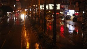 Antalya'da sokağa çıkma kısıtlaması yağmurla başladı