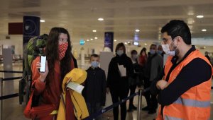 Antalya'ya gelen turistlere 'negatif' PCR test kontrolü