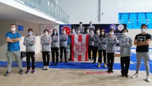 Antalyaspor yüzücüleri rekora doymuyor