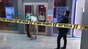 Bankanın camını kaldırım taşıyla kırdı, pişman olup polise teslim oldu