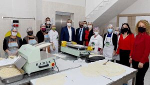 Başkan Uysal, kadınlarla erişte hazırladı