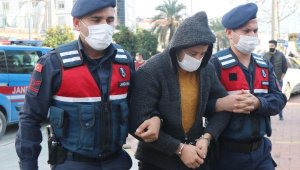 Boğazına bıçak dayadığı Rus kadına taciz ve gasp şüphelisi tutuklandı