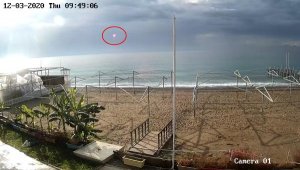 Deniz üzerinde gördüğü cisim, otel çalışanını heyecanlandırdı
