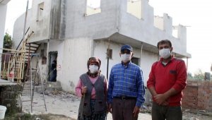Depremde zarar gören eve yıkım kararı çıktı, komşularına yerleşen aile yardım istedi