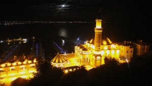 Finike Eroğlu Nuri Cami taş duvarlar amber rengi ile aydınlatıldı
