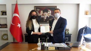 Genç şairden kaymakama kitap