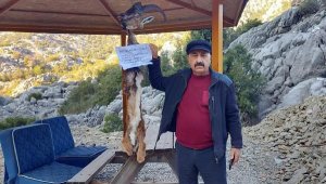 Kaçak avladıkları yaban keçisinin derisini yüzüp, not bırakarak ipe astılar