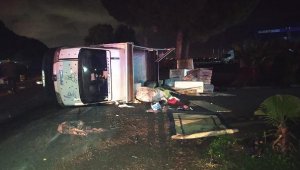 Kamyonet devrildi, eşyalar yola saçıldı