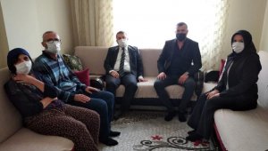 Kaymakam Çimşit, engelli aileyi evinde ziyaret etti