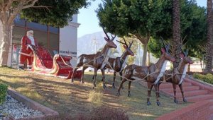 Kemer Belediyesi ilçeyi yeni yıl için süsledi