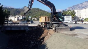 Kemer'de dereler ıslah ediliyor