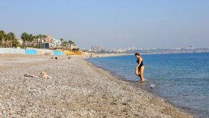 Kısıtlamadan muaf turistler denizin keyfini sürdü